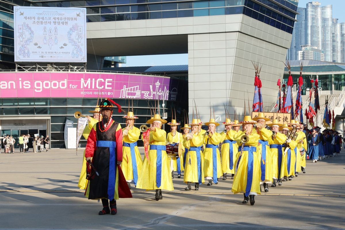 Une reconstitution des parades effectuées à l’occasion du départ des missions diplomatiques Joseon Tongsinsa se déroule devant le centre des expositions Bexco, à Busan, le 26 juillet 2026. À partir de 1607, quelques années seulement après que la Corée et le Japon rétablirent une première fois leurs relations diplomatiques après la fin des guerres d’Imjin, douze missions diplomatiques envoyèrent entre 300 et 500 émissaires vers le Japon afin de renforcer les échanges. Une série de documents sur ces missions, soumise collectivement par la Corée et le Japon, fait partie du registre Mémoire du monde de l’UNESCO depuis 2017. © Park Dae-jin / Korea.net