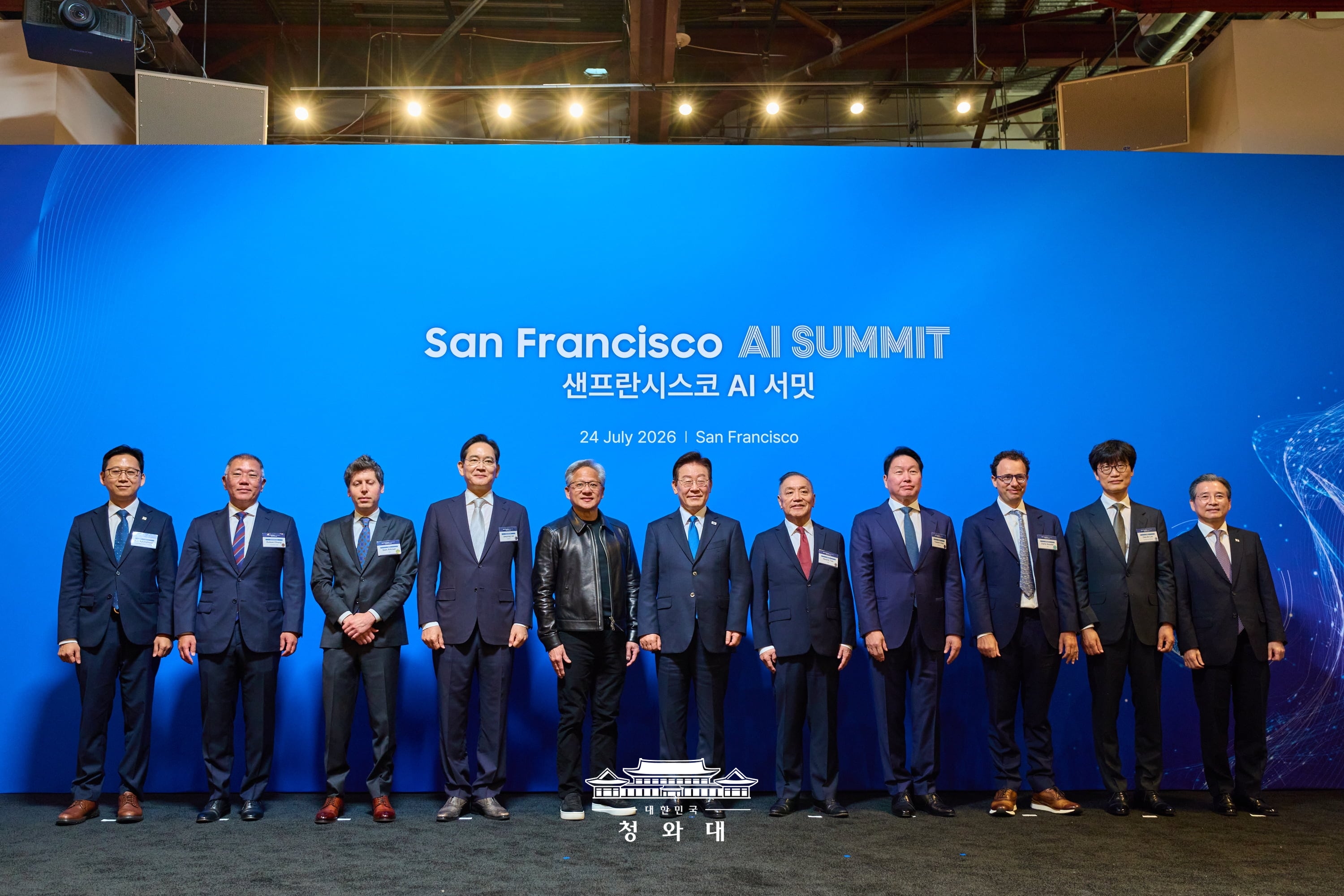 Le président Lee Jae Myung (sixième à gauche) pose avec des entrepreneurs coréens et américains lors du sommet sur l’IA à San Francisco, le 24 juillet 2026. © Cheong Wa Dae