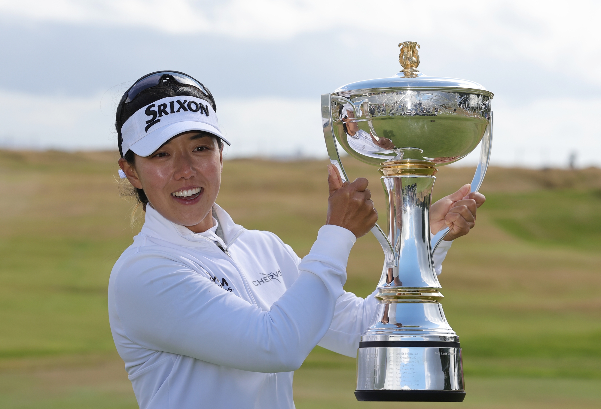 La golfeuse Jenny Shin soul&egrave;ve le troph&eacute;e du ISPS HANDA Women's Scottish Open 2026, sur le parcours &eacute;cossais de Dundonald Links, le 26 juillet 2026. &copy; Agence de presse Yonhap
