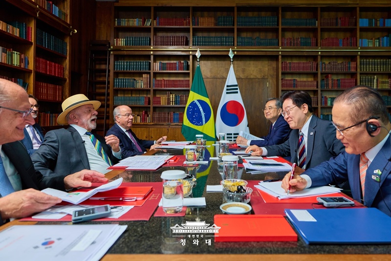 Les pr&eacute;sidents Lee Jae Myung et Lula discutent lors d&rsquo;une r&eacute;union au palais du Planalto, &agrave; Brasilia, le 27 juillet 2026. &copy; Cheong Wa Dae