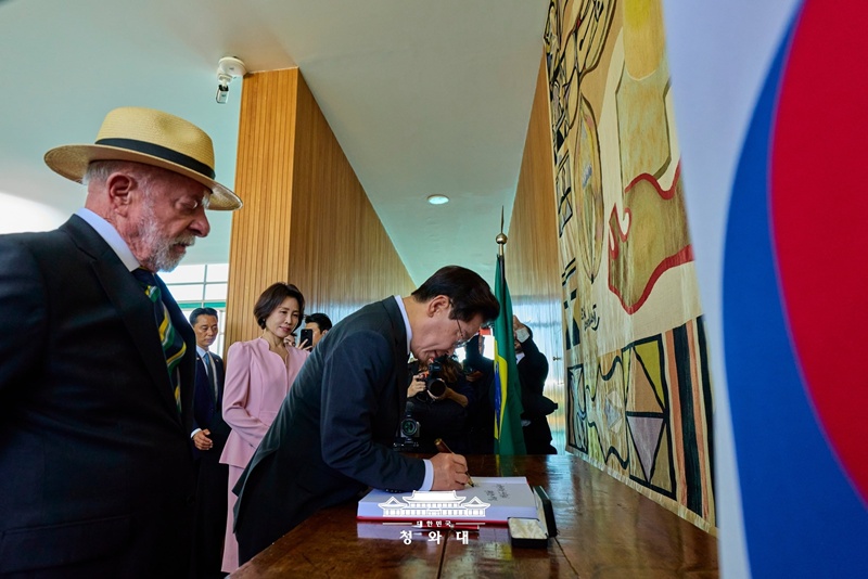 Le pr&eacute;sident Lee Jae Myung &eacute;crit sur le livre d&rsquo;or du palais du Planalto, &agrave; Brasilia, le 27 juillet 2026. &copy; Cheong Wa Dae