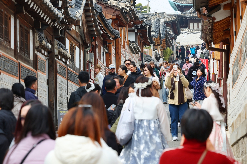 Une ruelle du quartier de Bukchon, à Séoul, le 16 mars 2026. © Korea.net DB