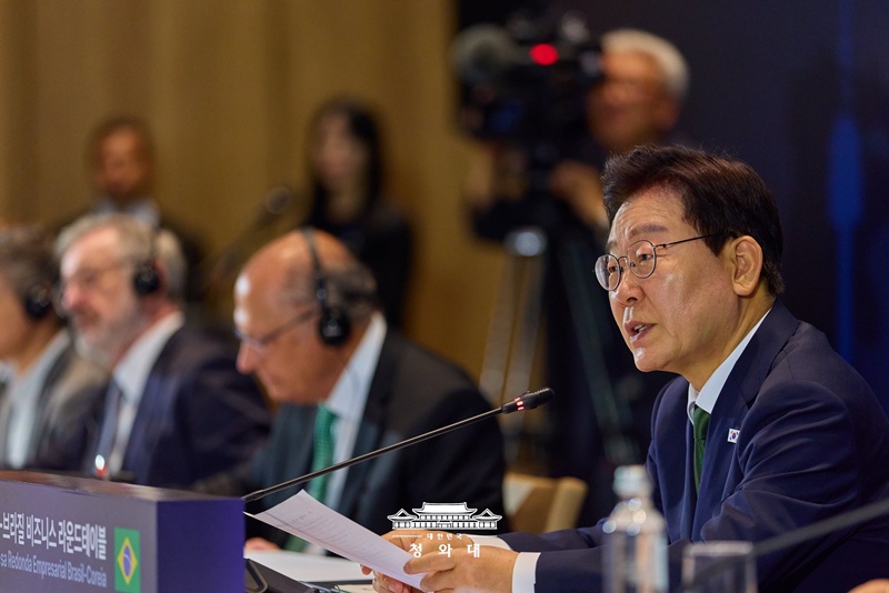 Le pr&eacute;sident Lee Jae Myung s&rsquo;exprime lors de la table ronde d&rsquo;affaires Cor&eacute;e-Br&eacute;sil qui se d&eacute;roule &agrave; Sao Paolo, au Br&eacute;sil, le 28 juillet 2026. &copy; Cheong Wa Dae