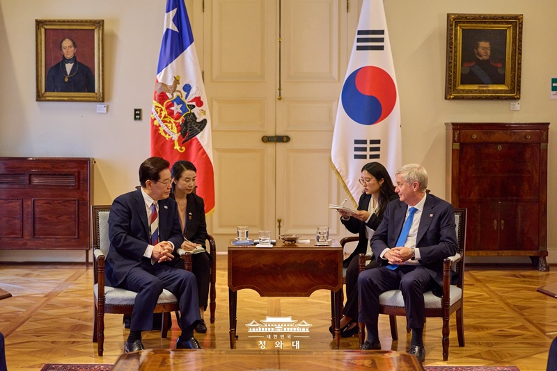 Les pr&eacute;sidents Lee Jae Myung et Jos&eacute; Antonio Kast lors de leur rencontre &agrave; la Moneda, le palais pr&eacute;sidentiel de Santiago, au Chili, le 30 juillet 2026. &copy; Cheong Wa Dae