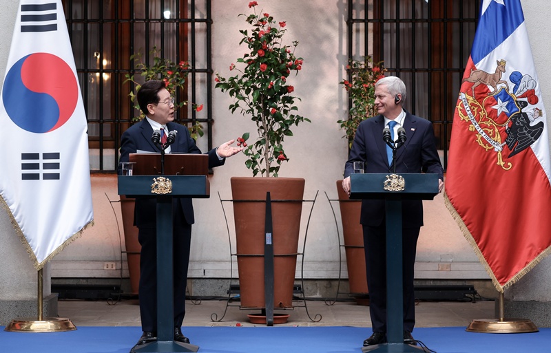 Les pr&eacute;sidents Lee Jae Myung et Jos&eacute; Antonio Kast donnent une conf&eacute;rence de presse &agrave; la Moneda, le palais pr&eacute;sidentiel de Santiago, au Chili, le 30 juillet 2026. &copy; Agence de presse Yonhap