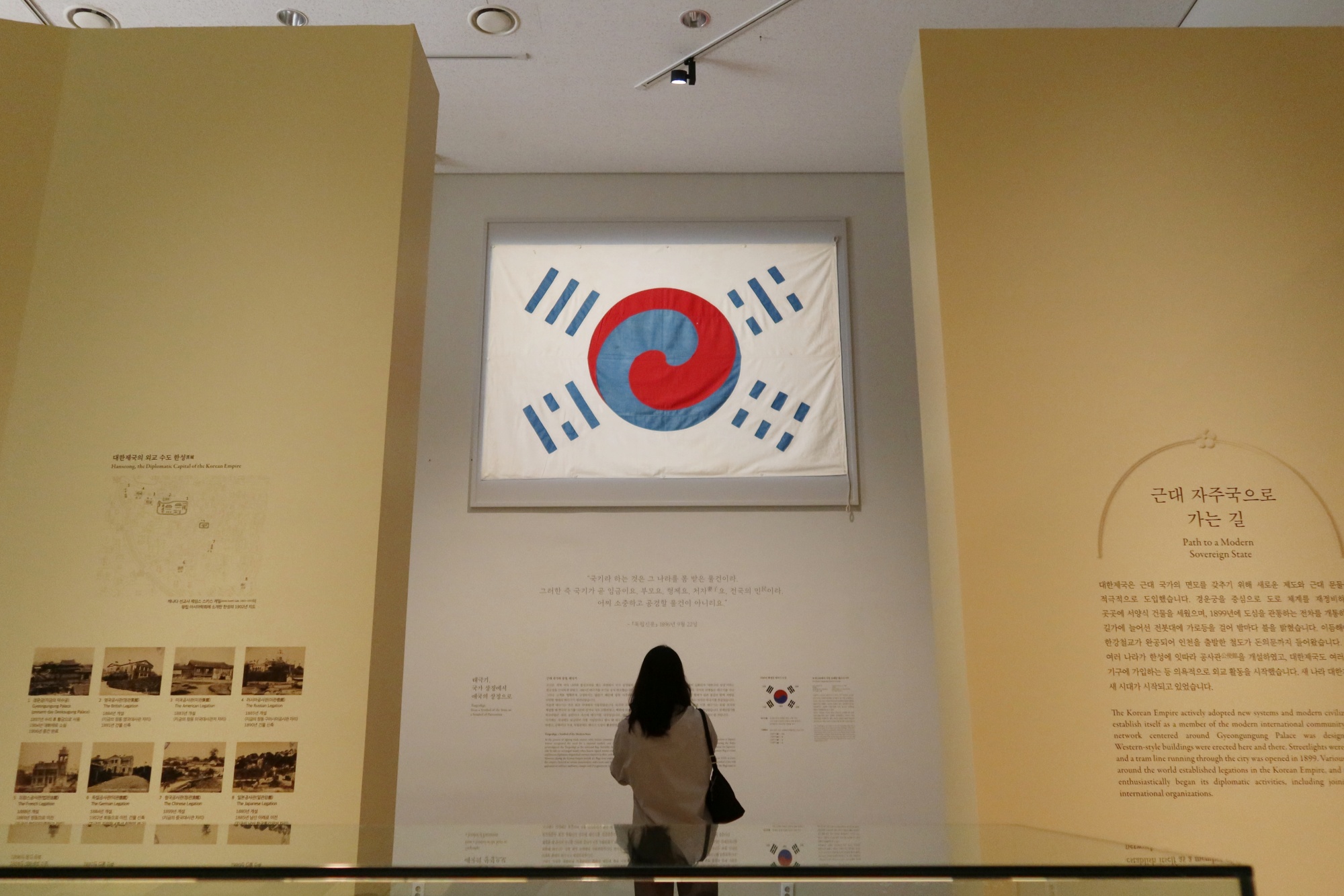 Le Denny Taegeukgi, le plus grand et le plus ancien drapeau coréen, décerné par le roi Gojong à son conseil diplomatique Owen N. Denny. © Charles Audouin / Korea.net
