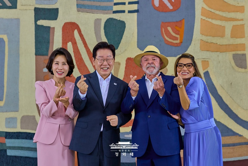 Le pr&eacute;sident Lee Jae Myung, entour&eacute; &agrave; gauche de son &eacute;pouse Kim Hea Kyung et du couple pr&eacute;sidentiel br&eacute;silien, Luiz In&aacute;cio et Ros&acirc;ngela Lula da Silva, pose lors d&rsquo;une r&eacute;ception organis&eacute;e au palais d'Itamaraty, le si&egrave;ge du minist&egrave;re br&eacute;silien des Affaires &eacute;trang&egrave;res, le 27 juillet 2026. Les dirigeants des deux pays ont conclu sept m&eacute;morandums d'entente &agrave; l'issue de l&rsquo;entretien. &laquo; Nous avons d&eacute;cid&eacute; de faire de 2026 l'ann&eacute;e inaugurale d'un nouveau bond en avant pour le partenariat strat&eacute;gique entre la Cor&eacute;e et le Br&eacute;sil et avons adopt&eacute; une d&eacute;claration commune qui s'inscrit dans le prolongement du plan d'action quadriennal conclu en f&eacute;vrier dernier &raquo;, a d&eacute;clar&eacute; le pr&eacute;sident. &copy; Cheong Wa Dae