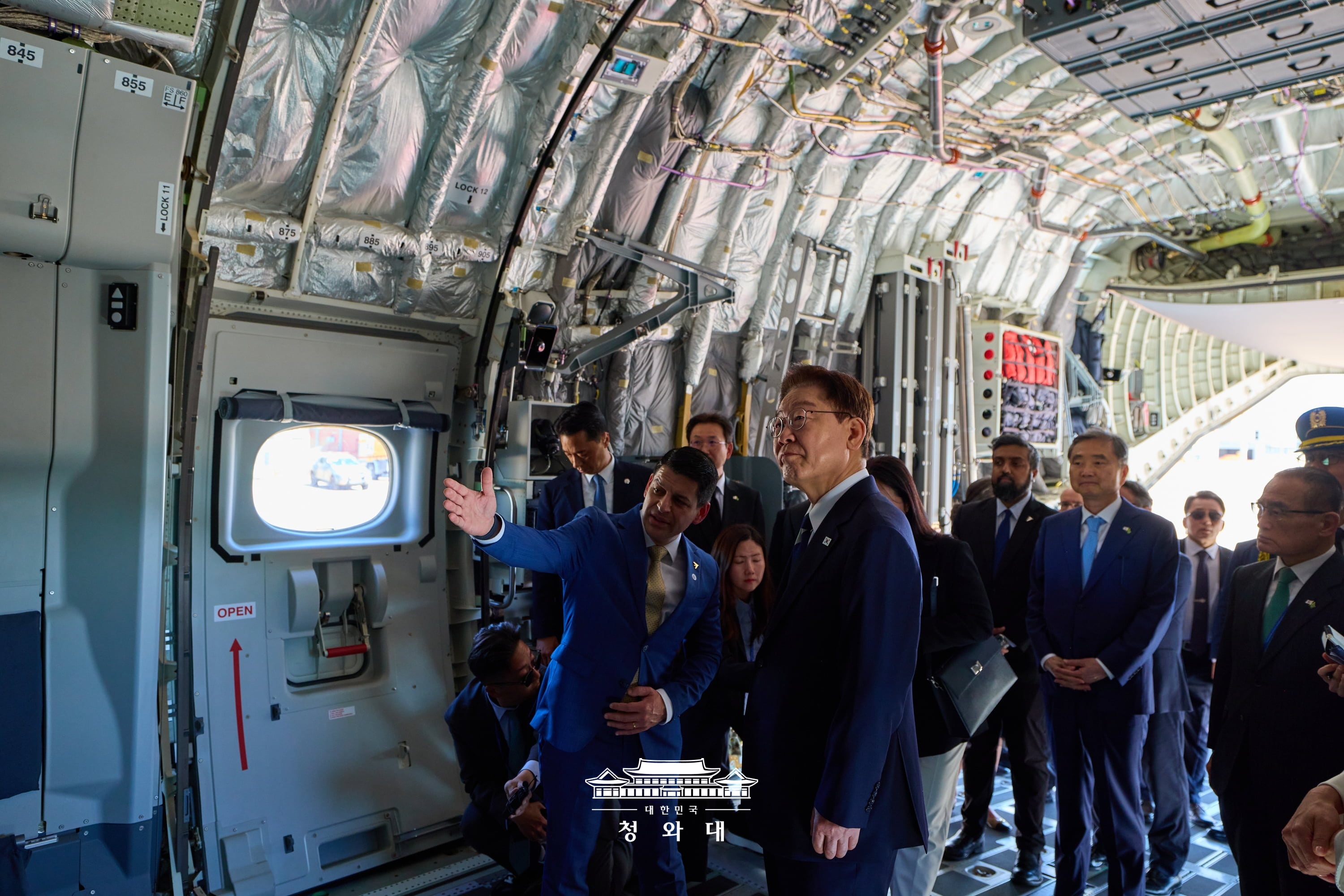 Le pr&eacute;sident Lee Jae Myung visite un Embraer C-390, un avion de transport militaire du constructeur a&eacute;ronautique br&eacute;silien Embraer, livr&eacute; par l&rsquo;arm&eacute;e cor&eacute;enne, sur la base a&eacute;rienne de Brasilia, le 26 juillet 2026. &copy; Cheong Wa Dae
