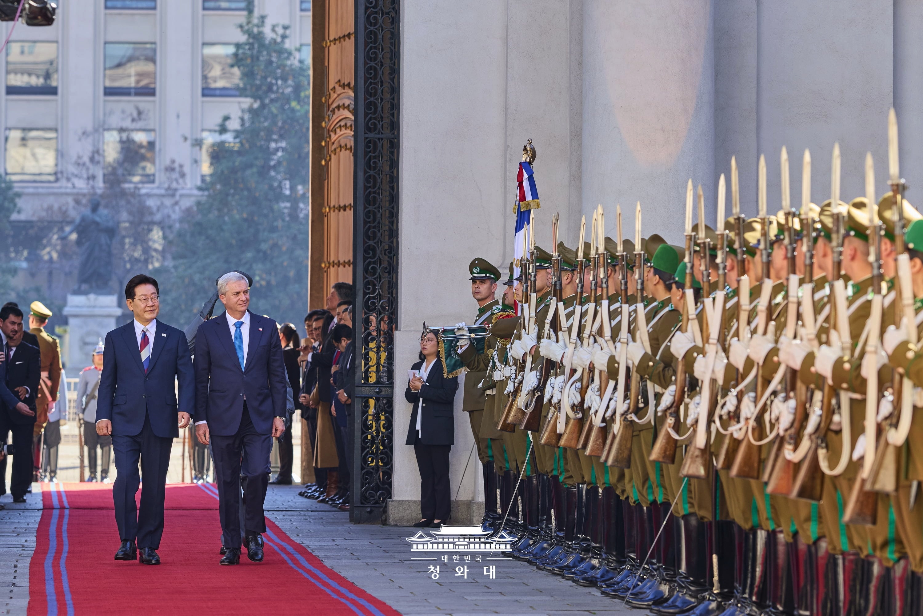 Le pr&eacute;sident Lee Jae Myung marche devant le bataillon de s&eacute;curit&eacute; de l&rsquo;arm&eacute;e chilienne aux c&ocirc;t&eacute;s du pr&eacute;sident chilien, Jos&eacute; Antonio Kast, &agrave; Santiago, le 30 juillet 2026. Les deux dirigeants se sont accord&eacute;s pour renforcer la coop&eacute;ration bilat&eacute;rale dans les domaines des ressources mini&egrave;res, des infrastructures et de la d&eacute;fense, et ont annonc&eacute; la reprise des n&eacute;gociations visant &agrave; moderniser l&rsquo;accord de libre-&eacute;change, en vigueur depuis 2005, afin de l'adapter aux nouveaux enjeux tels que le commerce num&eacute;rique, l'intelligence artificielle et les cha&icirc;nes d'approvisionnement. Il s'agissait de la premi&egrave;re visite officielle d'un pr&eacute;sident cor&eacute;en dans le pays depuis 2015. &copy; Cheong Wa Dae