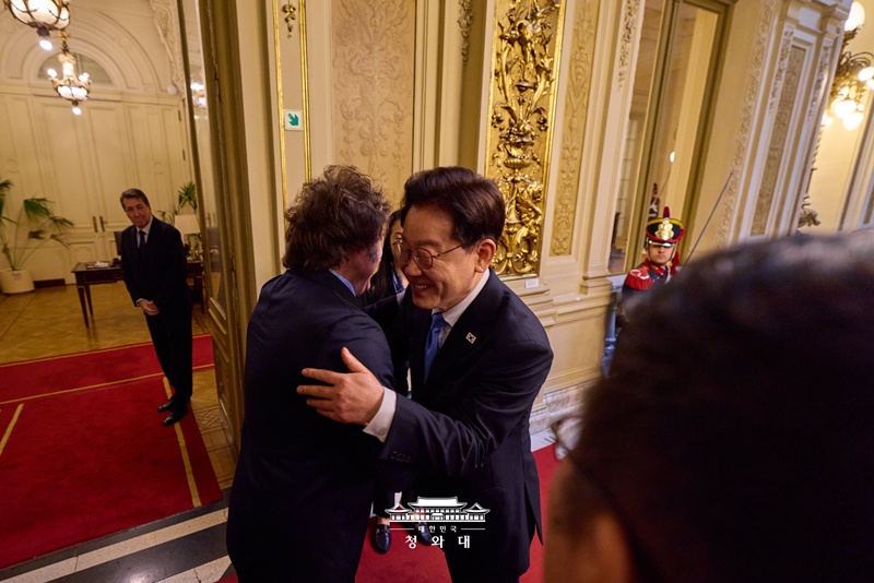 Le pr&eacute;sident Lee Jae Myung salue le pr&eacute;sident argentin Javier Milei lors d&rsquo;une c&eacute;r&eacute;monie de bienvenue &agrave; la Cada Rosada, le palais pr&eacute;sidentiel de Buenos Aires, le 31 juillet 2026. Les deux dirigeants ont sign&eacute; un m&eacute;morandum d&rsquo;entente sur les ressources min&eacute;rales, qui garantira &agrave; la Cor&eacute;e et &agrave; l&rsquo;Argentine des &eacute;changes d&rsquo;informations et de personnel, ainsi qu&rsquo;une coop&eacute;ration sur toute la cha&icirc;ne de la valeur, allant des &eacute;tudes g&eacute;ologiques au traitement, au d&eacute;veloppement, au recyclage et aux investissements. Un accord de non-double imposition a aussi &eacute;t&eacute; conclu alors que les n&eacute;gociations pour un accord de libre-&eacute;change avec le march&eacute; commun du Sud (Mercosur) reprendront cette ann&eacute;e afin de faciliter l&rsquo;acc&egrave;s des entreprises cor&eacute;ennes au march&eacute; sud-am&eacute;ricain. &copy; Cheong Wa Dae