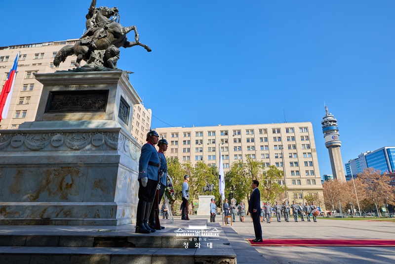 Le pr&eacute;sident Lee Jae Myung observe une minute de silence apr&egrave;s avoir d&eacute;pos&eacute; une gerbe au pied de la statue de Bernardo O'Higgins, premier chef d&rsquo;&Eacute;tat du Chili ind&eacute;pendant, &agrave; Santiago, le 30 juillet 2026. &copy; Cheong Wa Dae