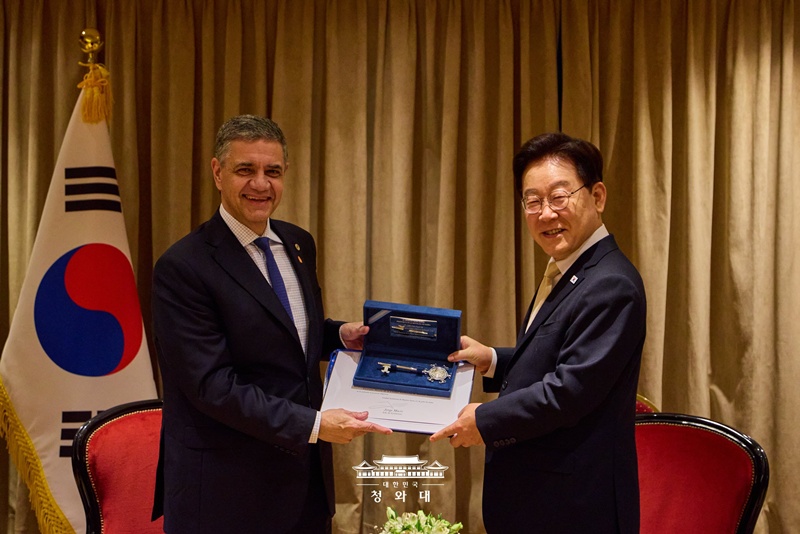 Le pr&eacute;sident Lee Jae Myung re&ccedil;oit une cl&eacute; et un certificat de citoyennet&eacute; d&rsquo;honneur de la part du maire de Buenos Aires, Jorge Macri, le 1er ao&ucirc;t 2026. &copy; Cheong Wa Dae