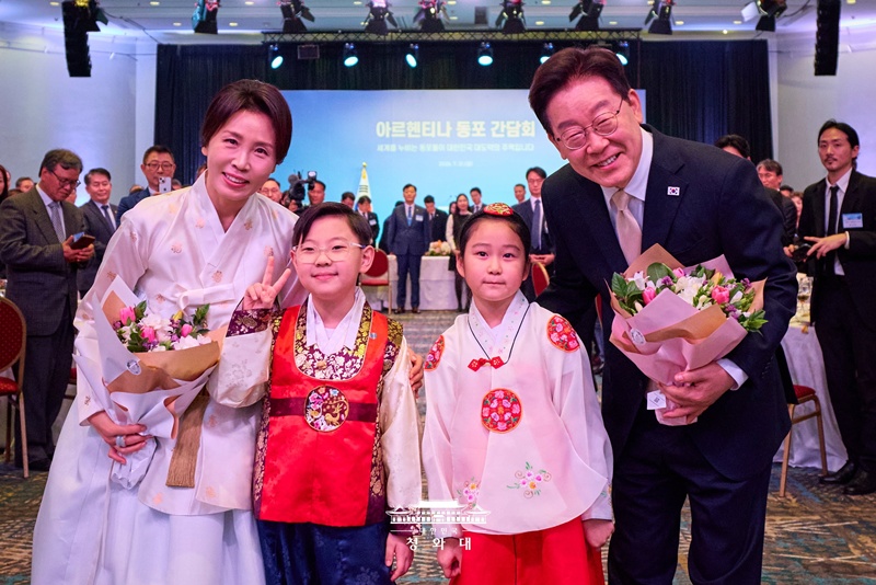 Le pr&eacute;sident Lee Jae Myung et son &eacute;pouse Kim Hea Kyung posent avec deux enfants lors d&rsquo;une rencontre avec la communaut&eacute; cor&eacute;enne de Buenos Aires, le 1er ao&ucirc;t 2026. &copy; Cheong Wa Dae