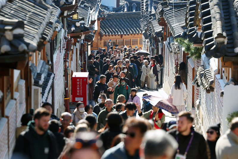 Une ruelle du quartier de Bukchon, à Séoul, le 3 novembre 2025. © Korea.net DB