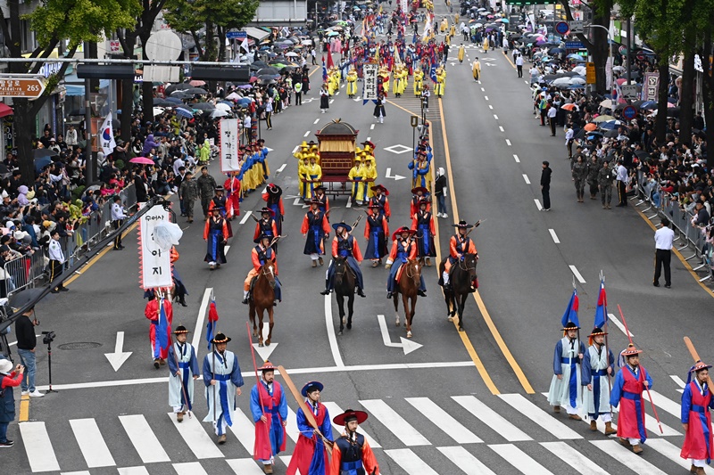 La reconstitution d’une parade du roi Jeongjo (1752-1800), à Suwon. © Suwon Hwaseong Festival