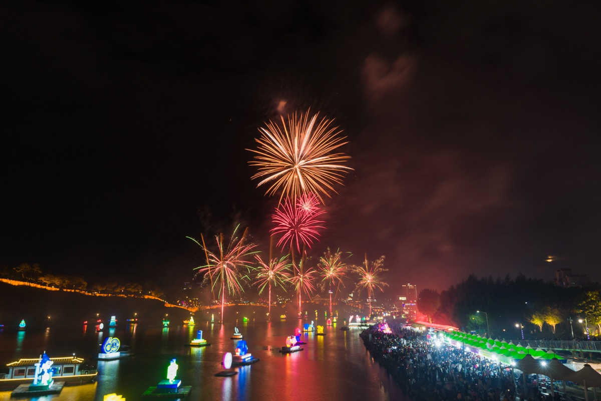Un feu d’artifice se déroule lors de l’édition 2024 du Jinju Namgang Yudeung Festival. © Jinju Namgang Yudeung Festival