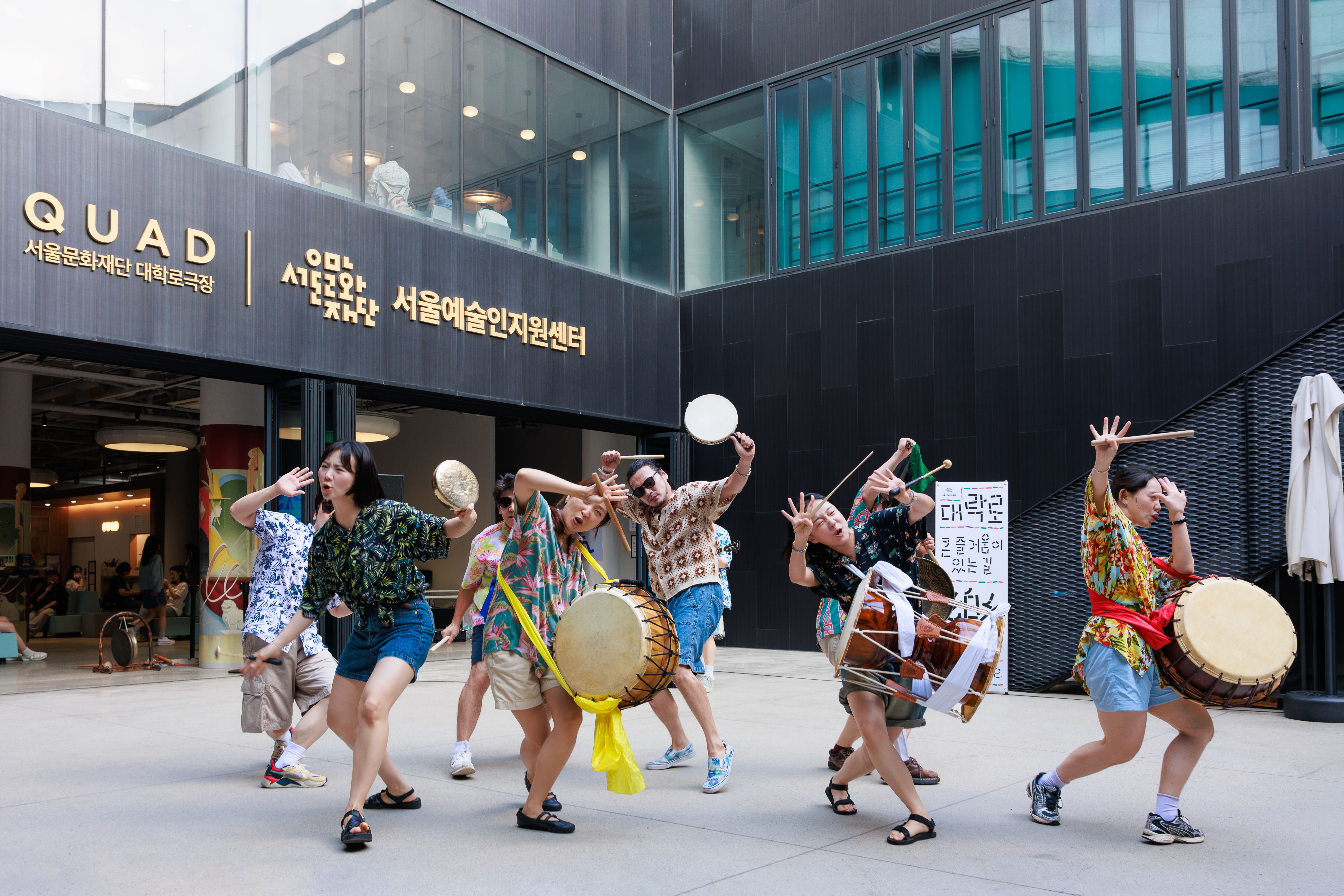 Une repr&eacute;sentation de th&eacute;&acirc;tre en plein air se tient devant le Seoul Artist Support Center, dans le quartier de Daehakro. &copy; Seoul Foundation for Arts and Culture