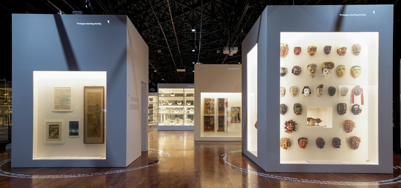 Les objets sont pr&eacute;sent&eacute;s dans six grandes structures verticales, inspir&eacute;es des espaces de stockage ouverts de l&rsquo;antenne du mus&eacute;e situ&eacute;e &agrave; Paju. &copy; National Folk Museum of Korea