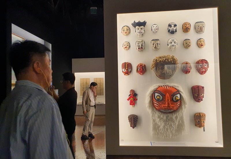 Des journalistes visitent l&rsquo;exposition &laquo; Zero: The North Korea &raquo; au National Folk Museum of Korea. &copy; Uyen Nguyen / Korea.net
