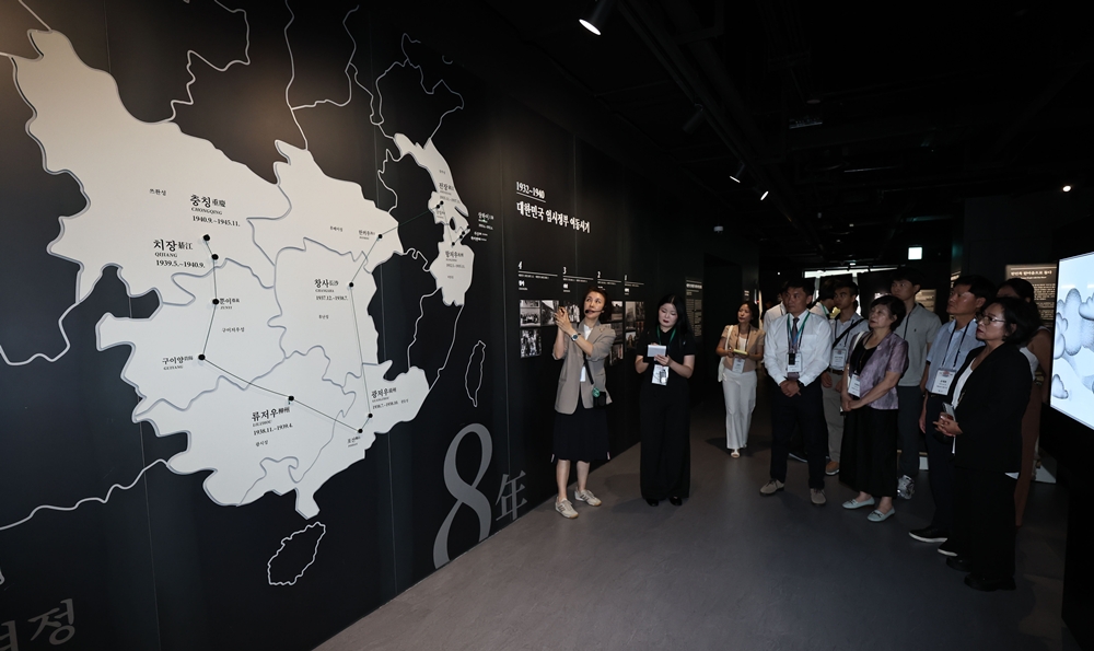 Les descendants et familles de vétérans de la guerre de Corée visitent le mémorial du gouvernement provisoire coréen, à Séoul, le 11 août 2026. © Agence de presse Yonhap