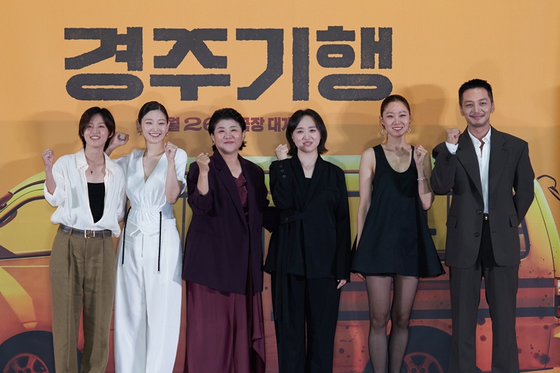 De gauche &agrave; droite : Lee Yeon, Park So-dam, Lee Jung-eun, la r&eacute;alisatrice Kim Mi-jo, Kong Hyo-jin et Byun Yo-han, lors d&rsquo;une conf&eacute;rence de presse &agrave; S&eacute;oul, le 13 ao&ucirc;t 2026. &copy; Lotte Entertainement