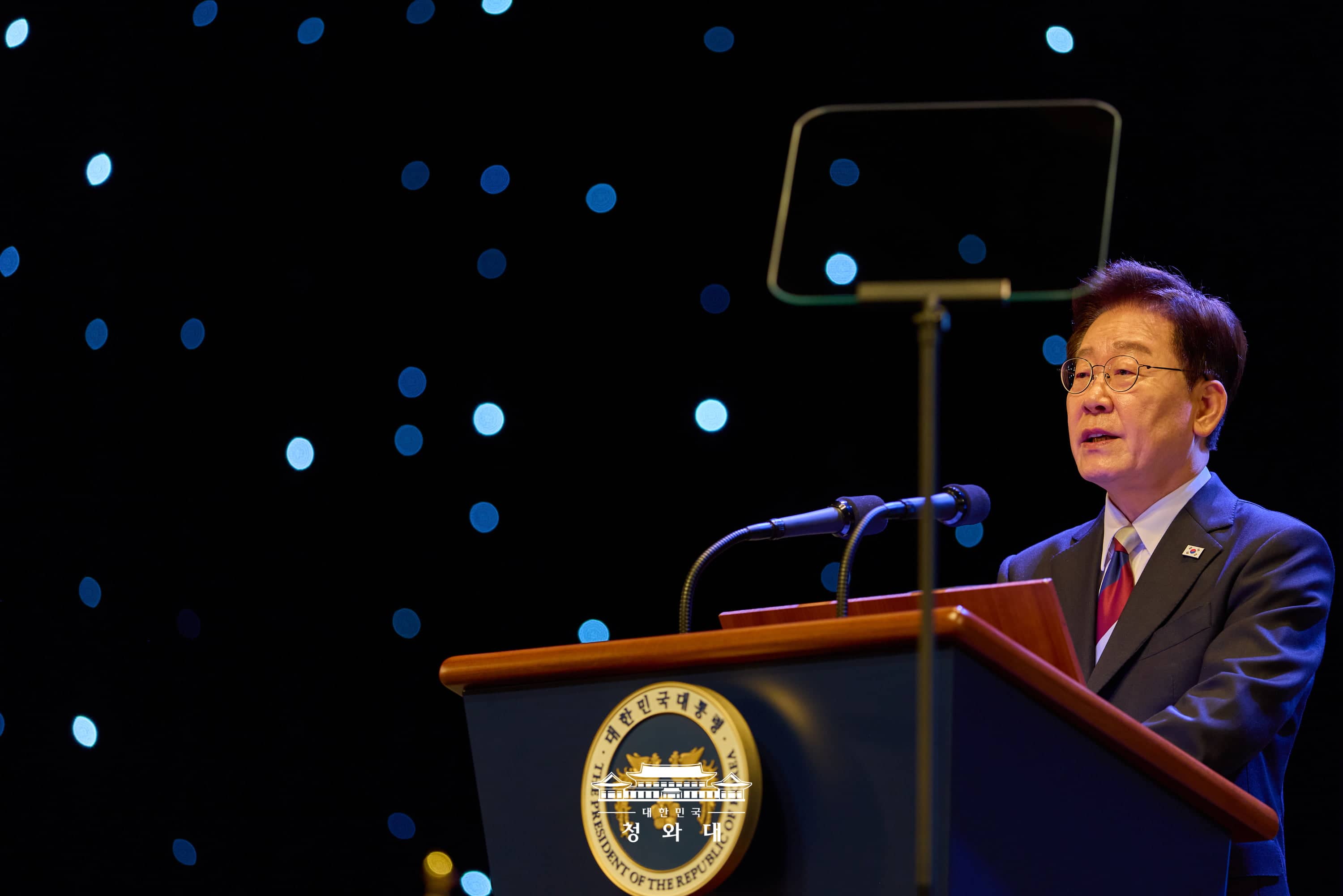 Le pr&eacute;sident Lee Jae Myung prononce un discours &agrave; l&rsquo;occasion du 81e anniversaire du Gwangbokjeol, qui c&eacute;l&egrave;bre la lib&eacute;ration de la Cor&eacute;e du joug japonais, au Sejong Center, &agrave; S&eacute;oul, le 15 ao&ucirc;t 2026. &copy; Cheong Wa Dae