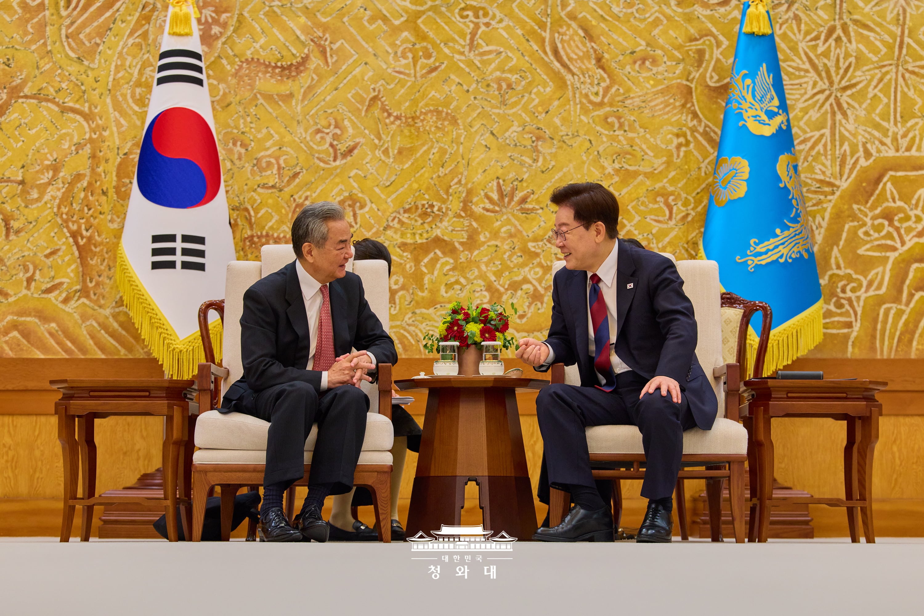 Le président Lee Jae Myung s’entretient avec le ministre chinois des Affaires étrangères Wang Yi au complexe présidentiel de Cheong Wa Dae, à Séoul, le 20 août 2026. © Cheong Wa Dae