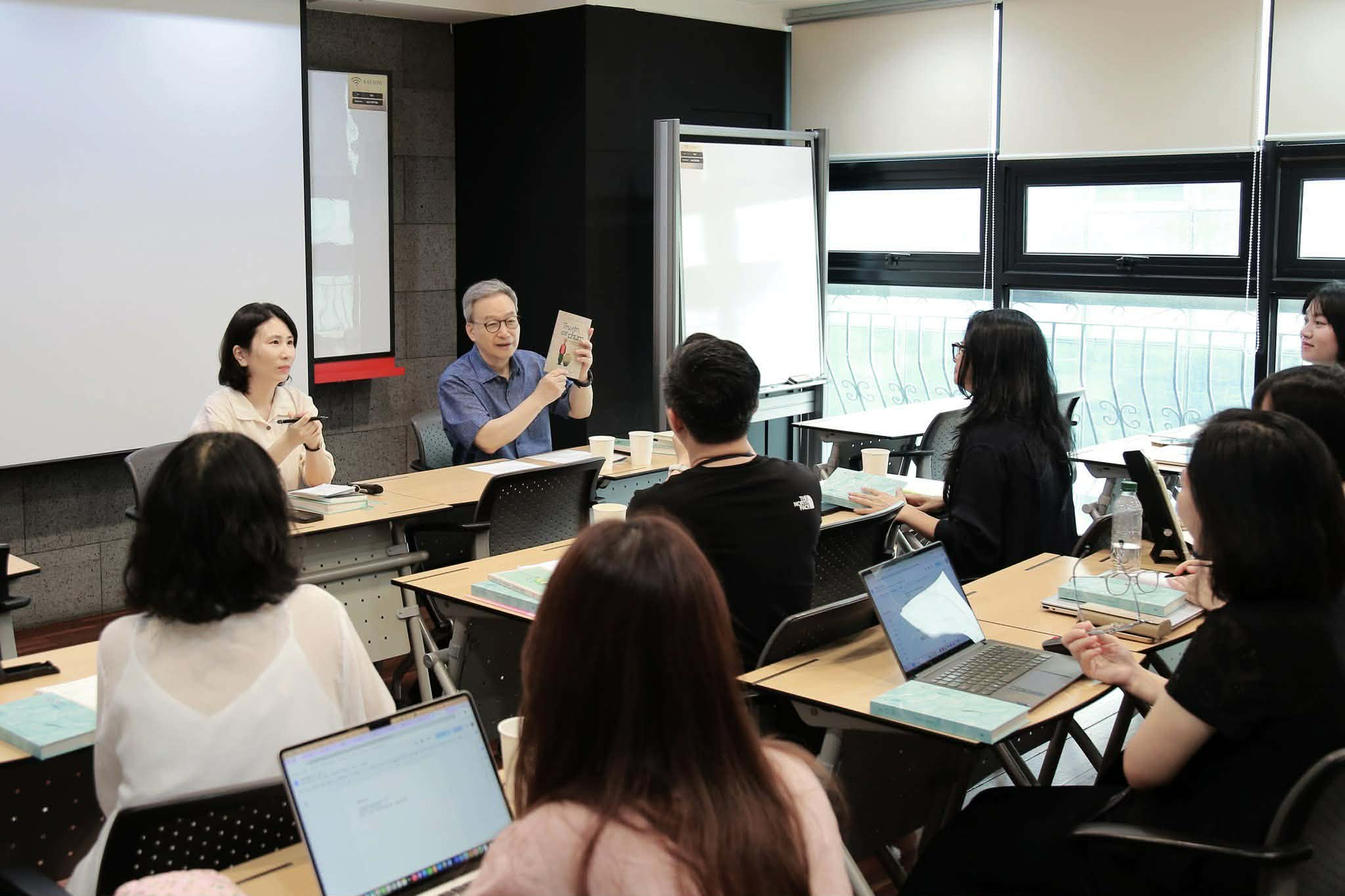 Le poète Jeong Ho-seung présente son œuvre lors d’une rencontre à Séoul, le 28 juillet 2026. © Ngoc Que Nguyen