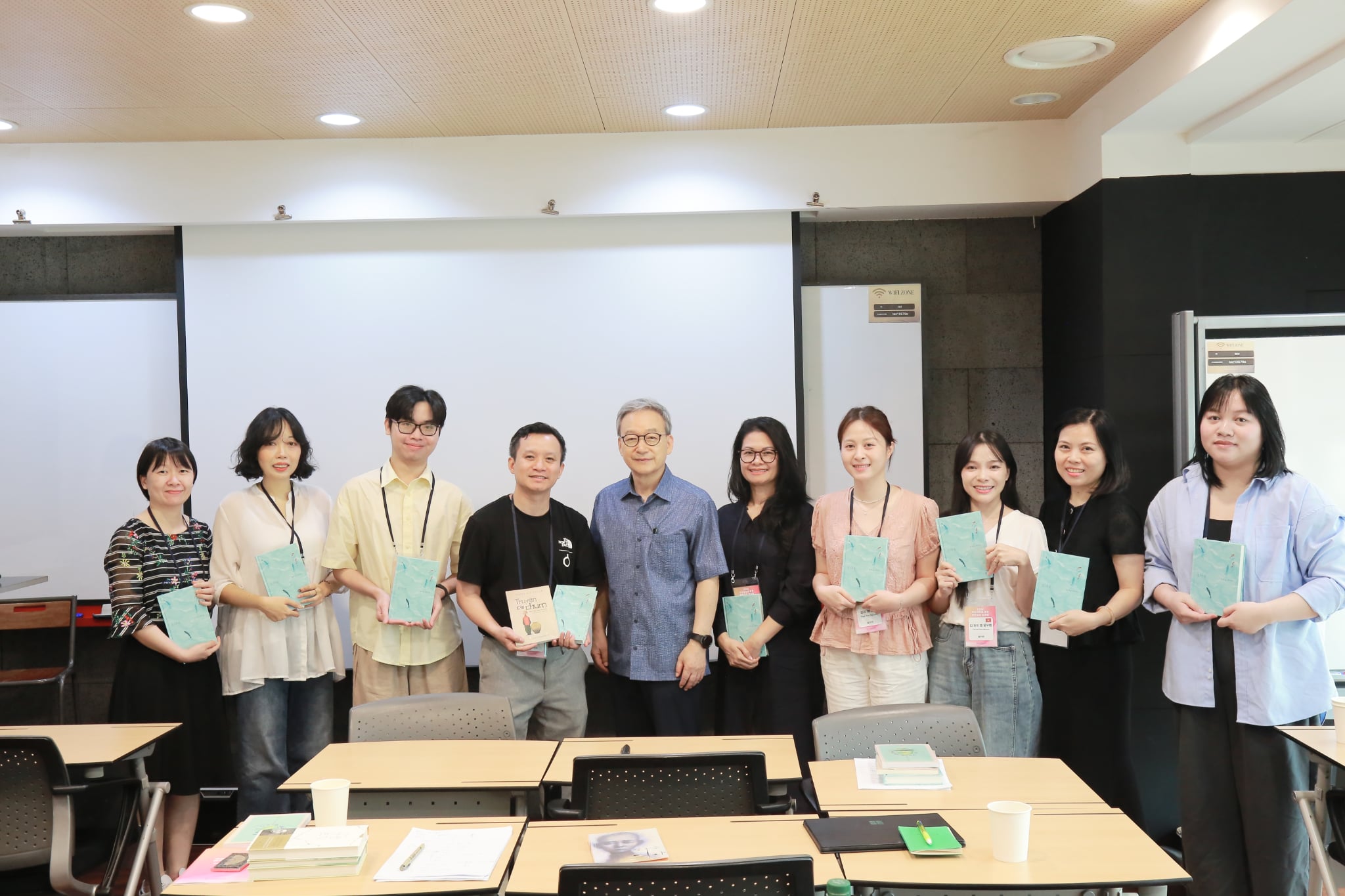 Ngoc Que Nguyen (quatrième à gauche) pose avec les participants d’une rencontre avec le poète Jeong Ho-seung (à sa gauche), à Séoul, le 28 juillet 2026. © Ngoc Que Nguyen