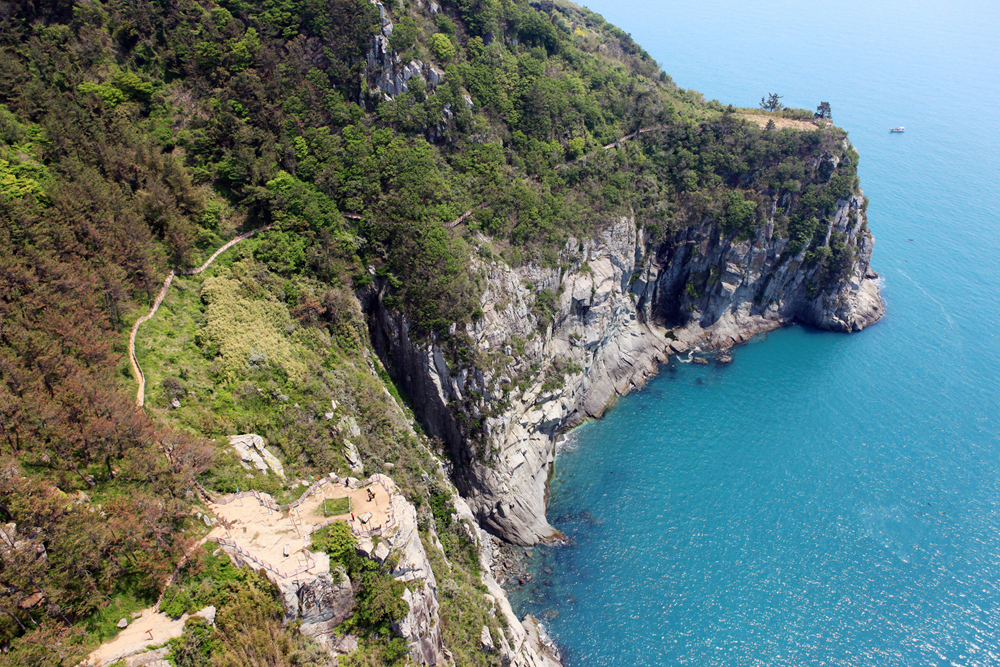 Le sentier c&ocirc;tier de Bireong-gil, sur l&rsquo;&icirc;le de Geumodo, &agrave; Yeosu. &copy; Ville de Yeosu