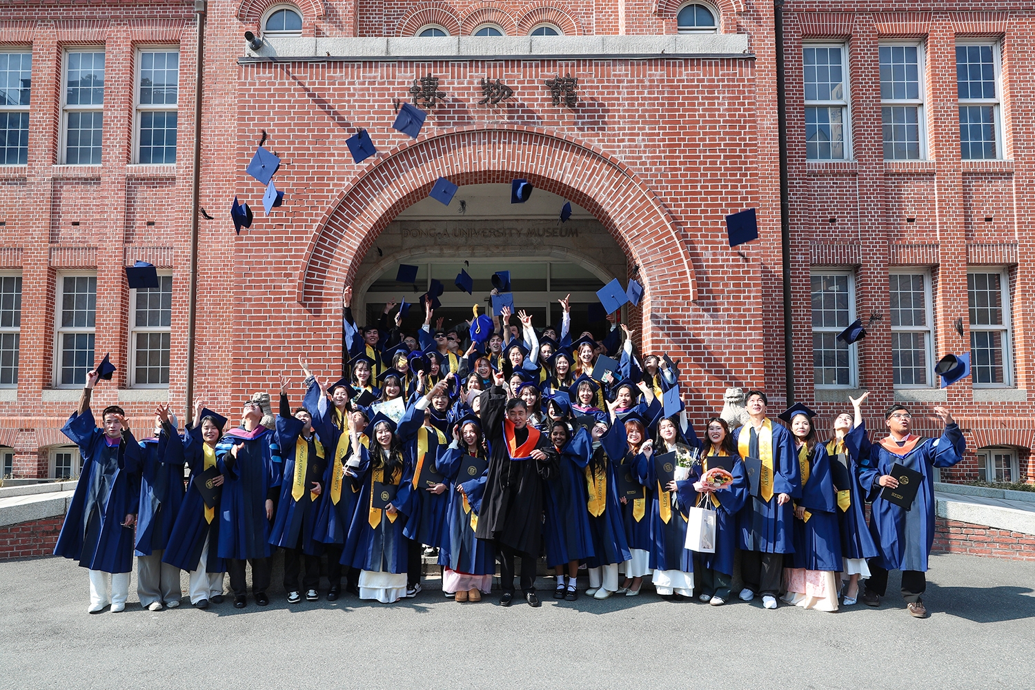 Un groupe d&rsquo;&eacute;tudiants &eacute;trangers de l&rsquo;universit&eacute; Dong-A, &agrave; Busan, f&ecirc;tent la fin de leurs &eacute;tudes, le 11 f&eacute;vrier 2026. &copy; Universit&eacute; Dong-A