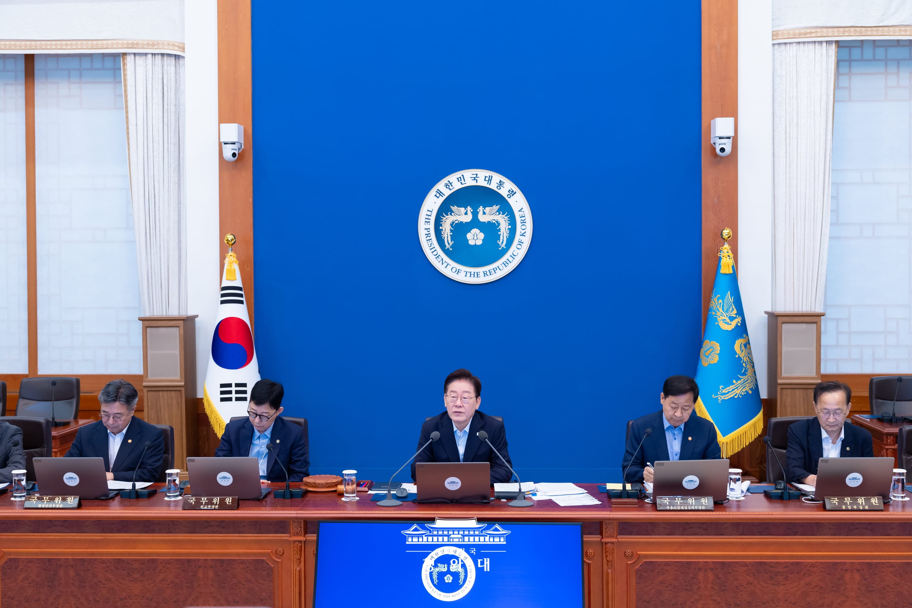 Le pr&eacute;sident Lee Jae Myung s&rsquo;exprime lors d&rsquo;une r&eacute;union au complexe pr&eacute;sidentiel de Cheong Wa Dae, &agrave; S&eacute;oul, le 25 ao&ucirc;t 2026. &copy; Cheong Wa Dae