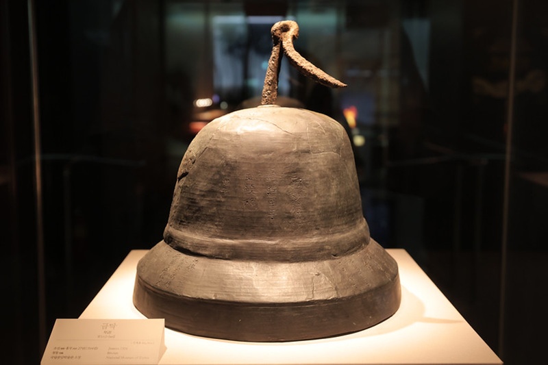 Une cloche en bronze mise au jour sur le site du pavillon Bogwangjeon, au temple Hoeamsa. © Park Dae-jin / Korea.net