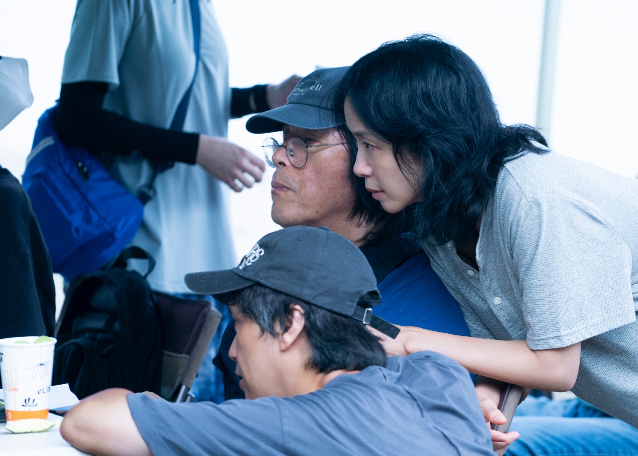 Lee Chang-dong et Jeon Do-yeon sur le tournage de &laquo; Possible Love &raquo;. &copy; Netflix