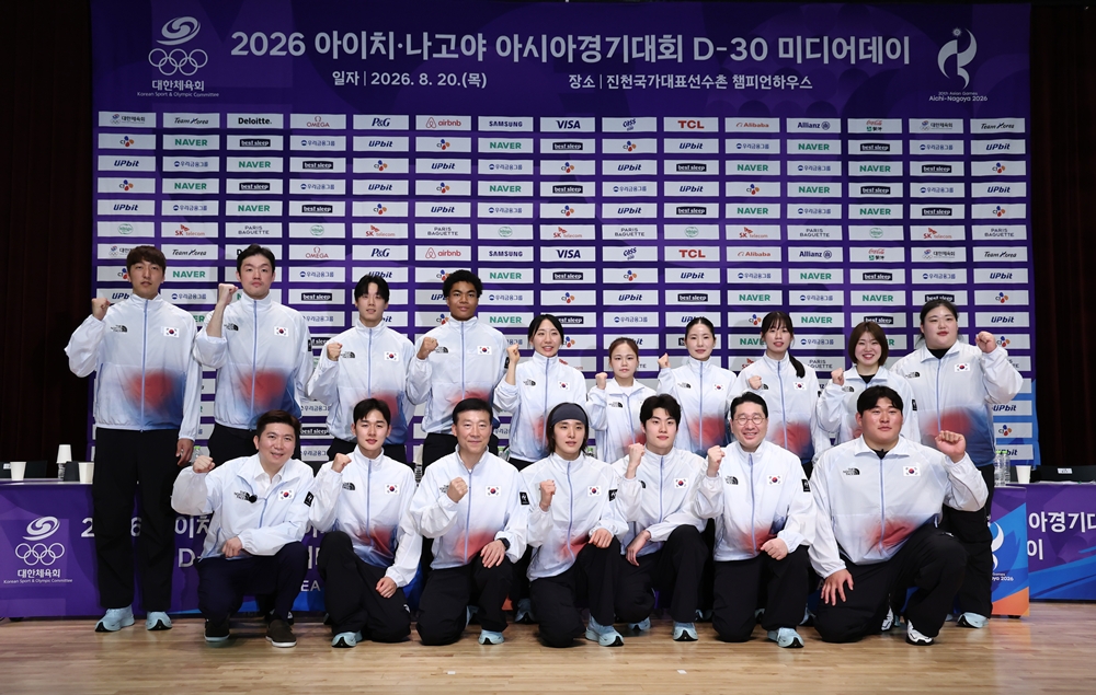 Une partie des athlètes de la délégation coréenne aux Jeux asiatiques d’Aichi-Nagoya pose lors d’un événement organisé à Jincheon, dans le Chungcheongbuk-do, le 20 août 2026. © Agence de presse Yonhap