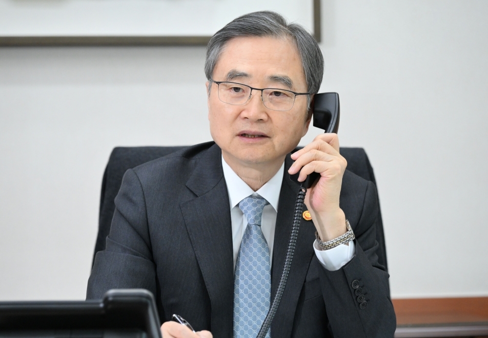 Le ministre des Affaires étrangères Cho Hyun s’entretient par téléphone avec son homologue népalais Shisir Khanal depuis Séoul, le 27 août 2026. © Ministère des Affaires étrangères
