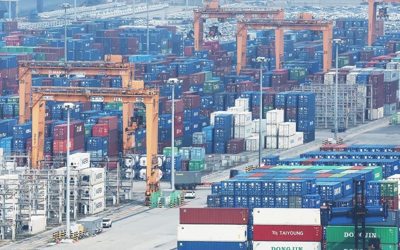 Des conteneurs sur un quai du port de Pyeongtaek, dans l&rsquo;ouest de la Cor&eacute;e. &copy; Agence de presse Yonhap 
