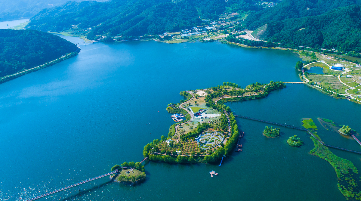 L’île artificielle représentant la péninsule coréenne, à Yanggu. © Comté de Yanggu