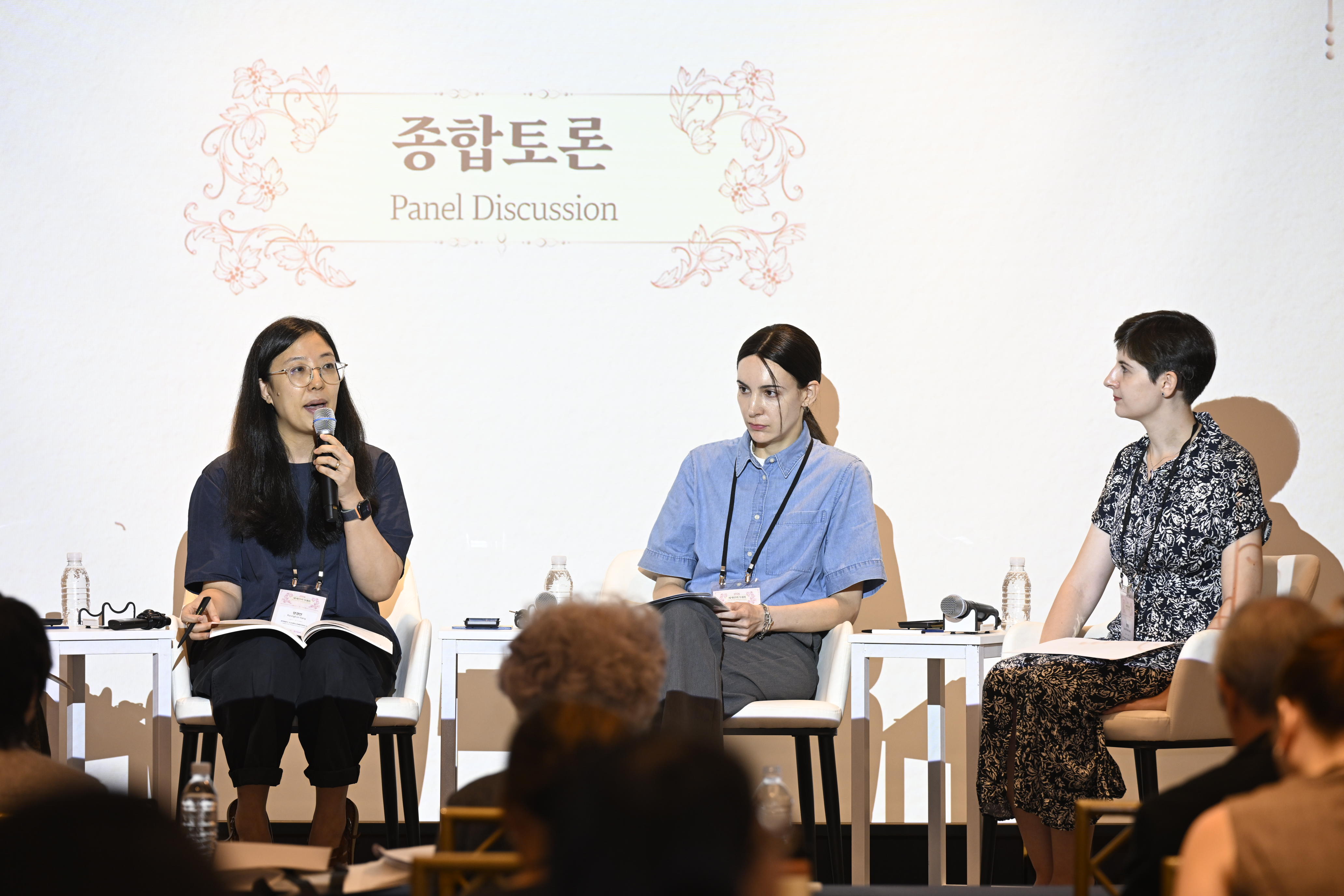 De gauche à droite : KyungEon Yang, Cristina Bahon Arnaiz et Irène Thirouin-Jung, lors de la session intutilée « The Aesthetic Horizons of Korean Literary Translation », au International Translators' Summit, à Séoul, le 28 août 2026. © Institut coréen de la traduction littéraire