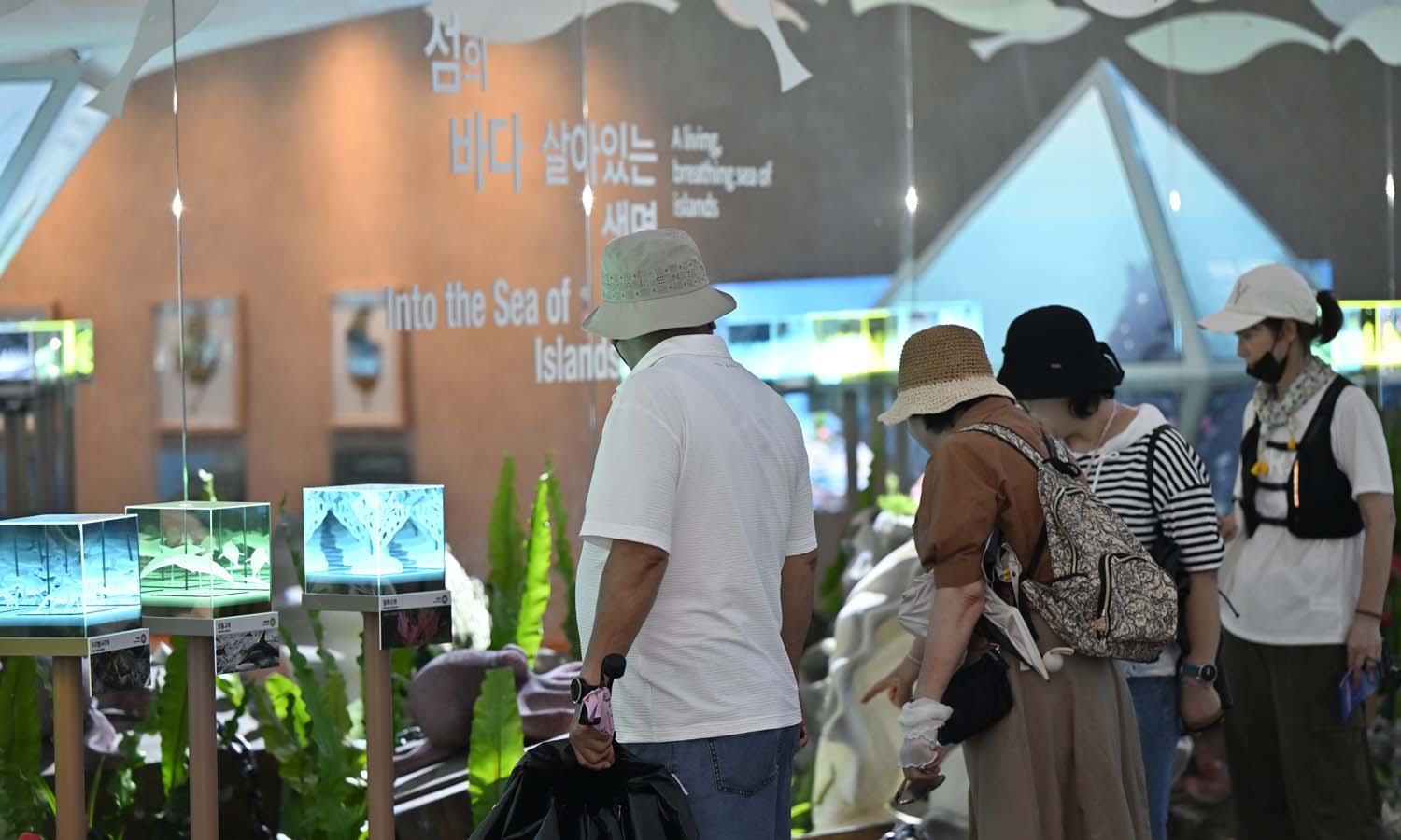 Un groupe de personnes visite le pavillon central de la 2026 World Island Fair Yeosu Korea, lors d&rsquo;une journ&eacute;e de pr&eacute;ouverture organis&eacute;e le 29 ao&ucirc;t 2026. &copy; Organizing Committee for the 2026 World Island Fair Yeosu Korea