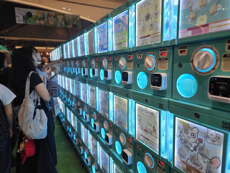 Des machines automatiques distribuent des figurines &agrave; l&rsquo;effigie des personnages issus de la collaboration entre la maison d&rsquo;&eacute;dition Munimsa et la soci&eacute;t&eacute; Today&rsquo;s Cuteness, dans un pop-up store install&eacute; au centre commercial I-Park Mall, dans le centre de S&eacute;oul, le 23 ao&ucirc;t 2026. &copy; Lee Ji Yae / Korea.net