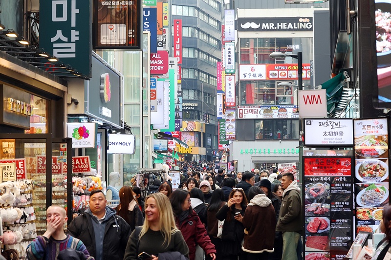 Une rue du quartier touristique de Myeongdong, dans le centre de Séoul. © Korea.net DB