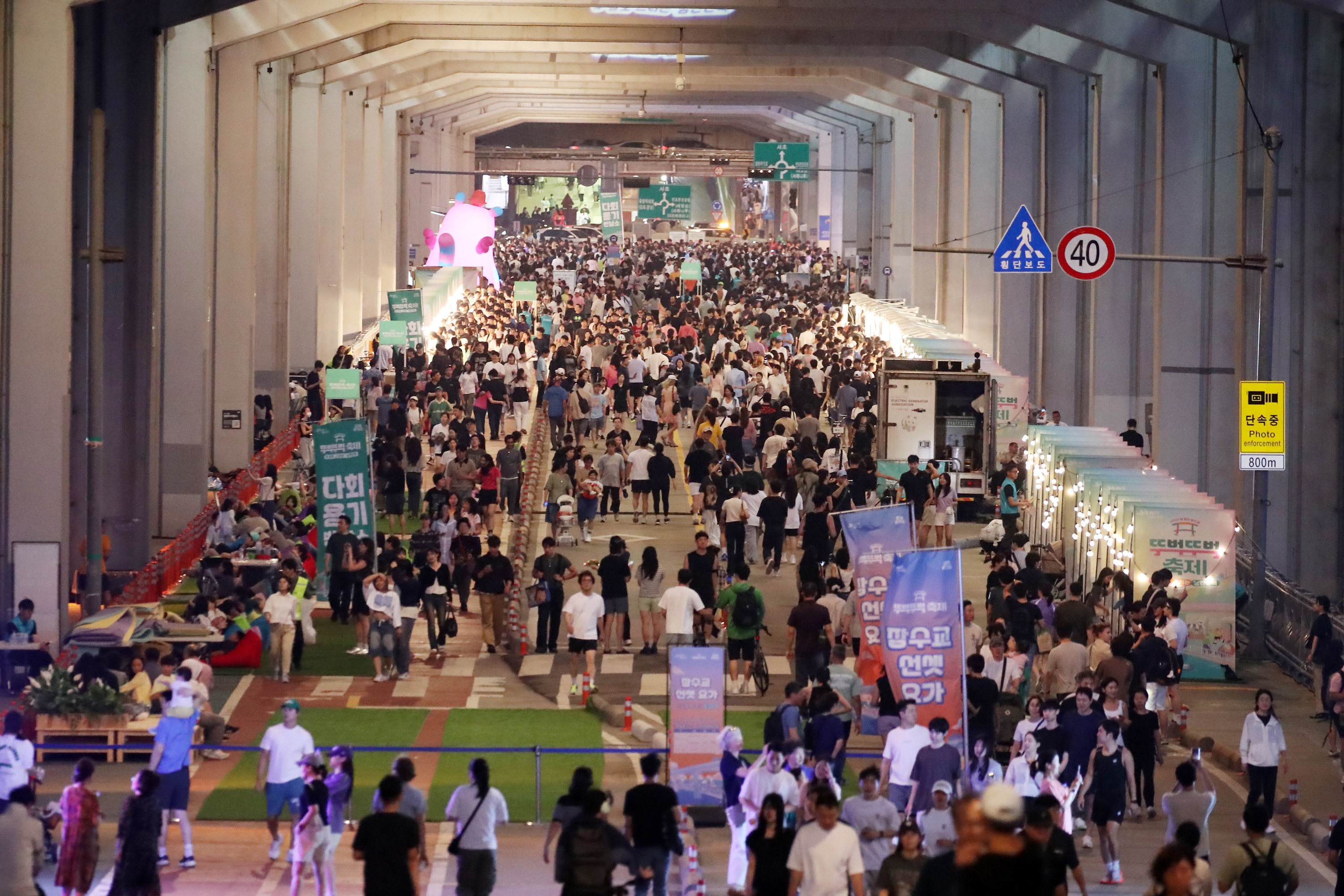 Des piétons marchent sur le pont Jamsugyo lors d’un événement au printemps 2025. © Korea.net DB
