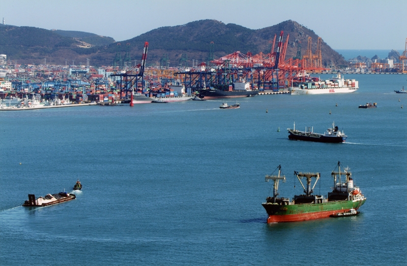 Des porte-conteneurs autour du port de Busan. © Busan Port Authority