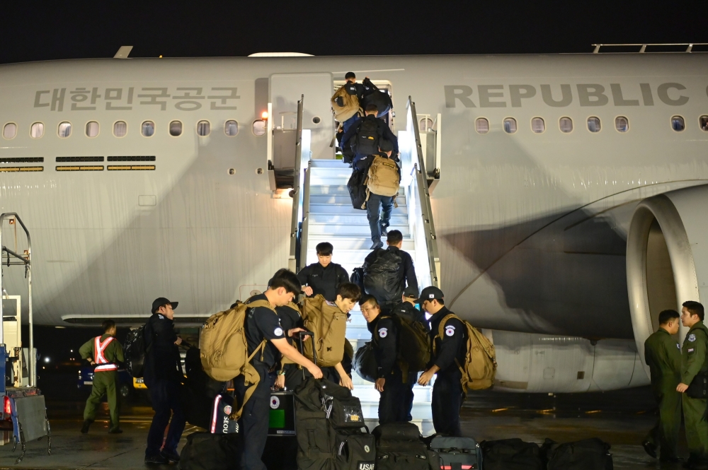 Les memebres de la Korea Disaster Relief Team (KDRT) embarquent &agrave; bord du Cygnus KC-330 en direction du N&eacute;pal, &agrave; l&rsquo;a&eacute;roport de S&eacute;oul, &agrave; Seongnam, le 2 septembre 2026. &copy; Minist&egrave;re des Affaires &eacute;trang&egrave;res