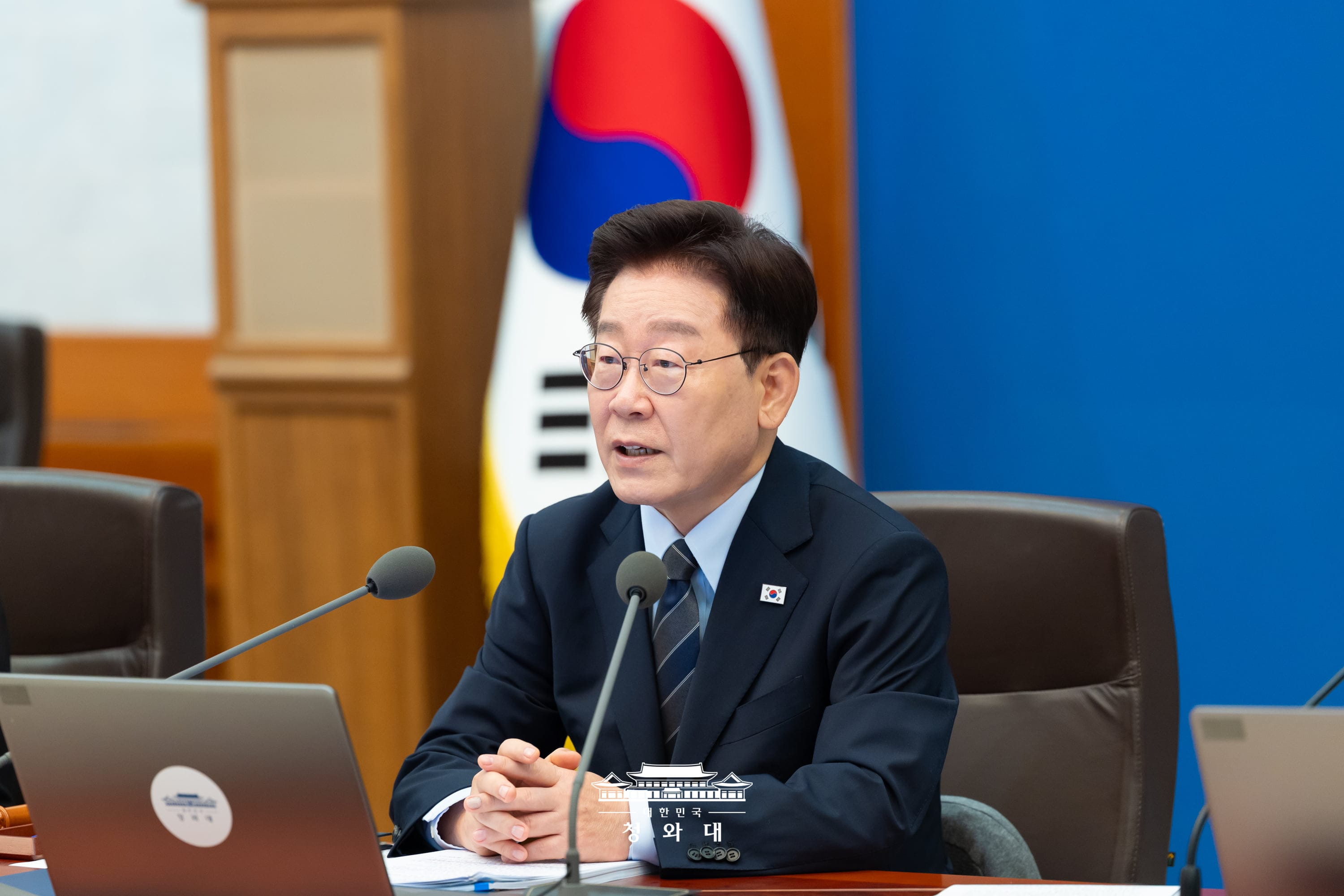 Le président Lee Jae Myung s’exprime lors d’une réunion organisée au complexe présidentiel de Cheong Wae Dae, à Séoul, le 1er septembre 2026. © Cheong Wa Dae