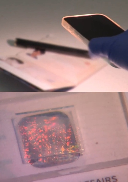 La lampe torche d’un smartphone éclaire une étiquette de sécurité à nano-empreinte apposée sur un passeport (en haut). Le motif réfléchissant unique qui apparaît sous la lumière est visible (en bas). © KAIST