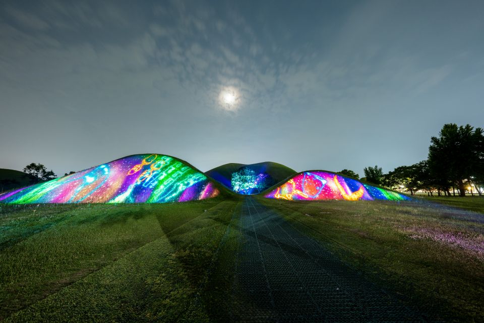 Un œuvre de média art projetée sur les tombeaux de Daerungwon à Gyeongju, dans le sud-est de la Corée. © Site officiel de la Visit Korean Heritage Campaign