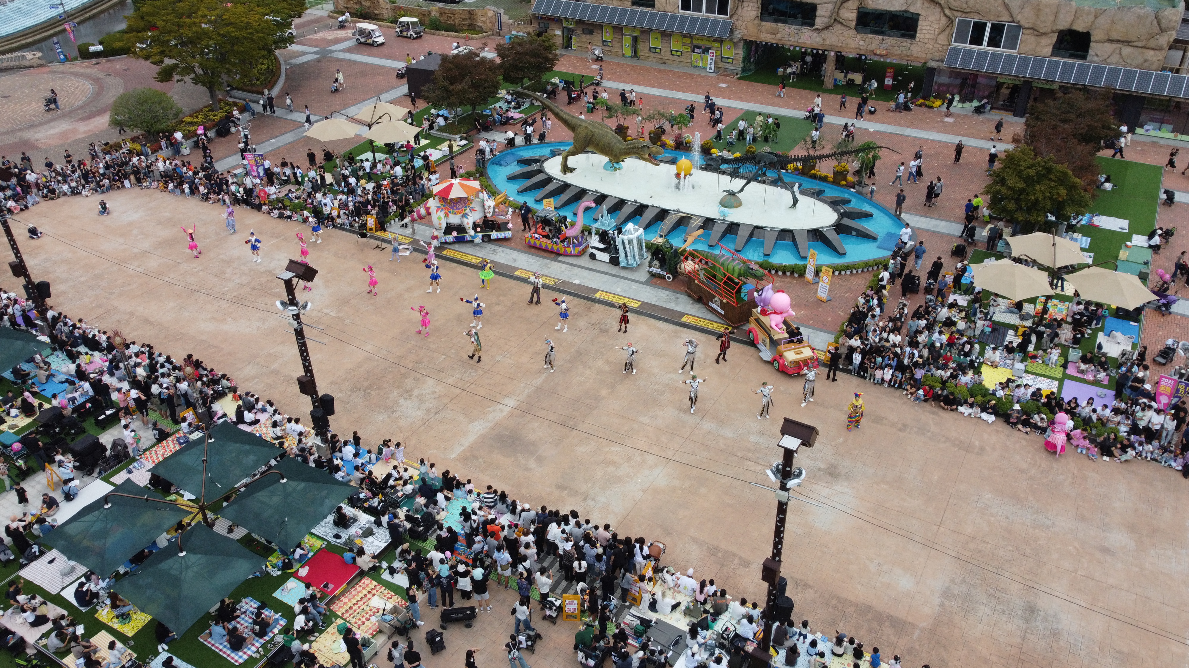 Un défilé organisé lors de l’édition 2025 de la Gyeongnam Goseong Dinosaur World Expo. © Goseong Cultural Foundation