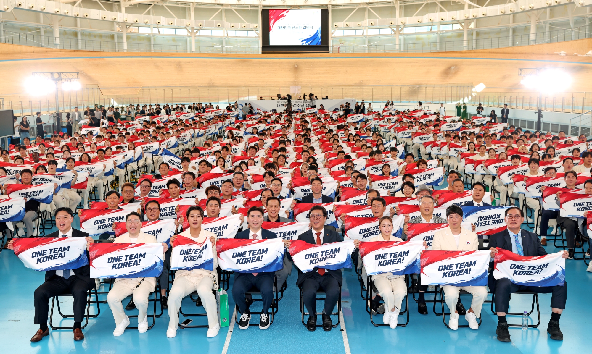 Les participants &agrave; la c&eacute;r&eacute;monie d&rsquo;encouragement de la d&eacute;l&eacute;gation cor&eacute;enne pour les Jeux asiatiques d&rsquo;Aichi-Nagoya posent &agrave; Jincheon, le 3 septembre 2026. &copy; Heo Man-jin / Minist&egrave;re de la Culture, des Sports et du Tourisme